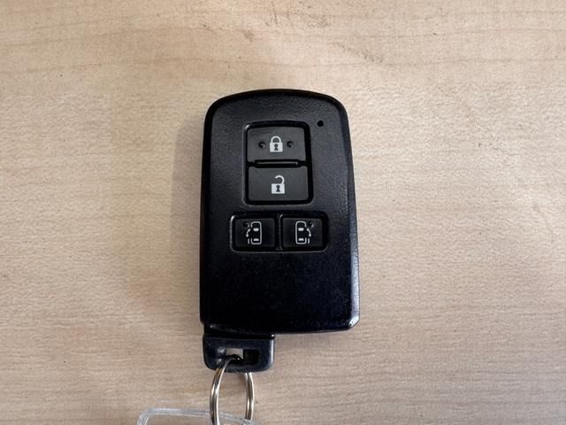 TOYOTA VOXY HYBRID 2015 Image 31