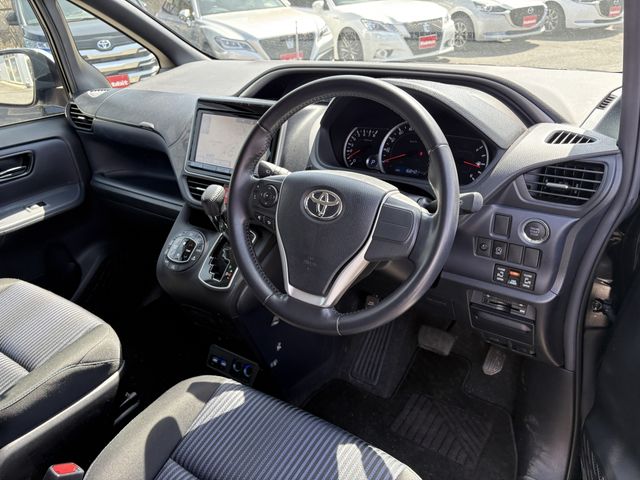 TOYOTA VOXY 2015 Image 31