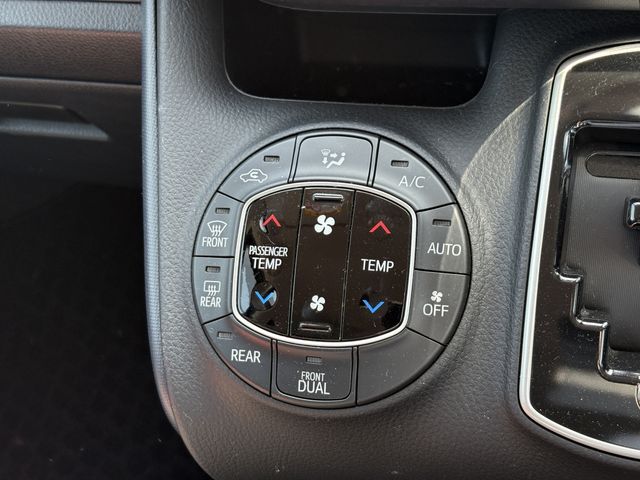 TOYOTA VOXY 2015 Image 31