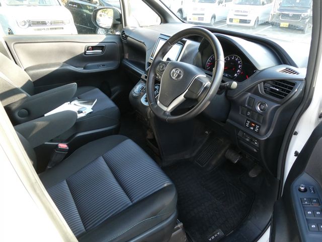 TOYOTA VOXY 2015 Image 31