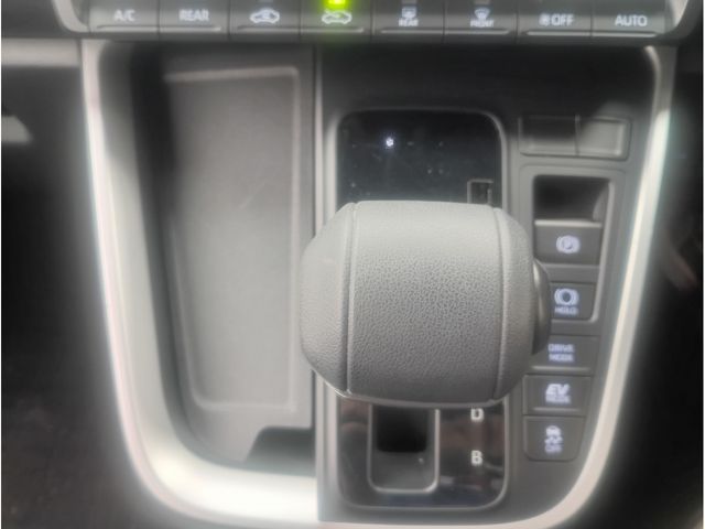 TOYOTA VOXY HYBRID 2023 Image 31