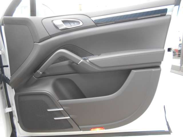 PORSCHE CAYENNE 2015 Image 31