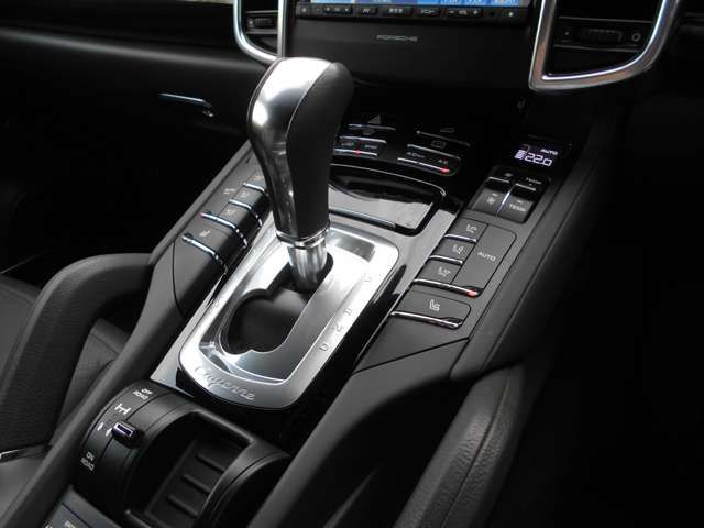 PORSCHE CAYENNE 2015 Image 31