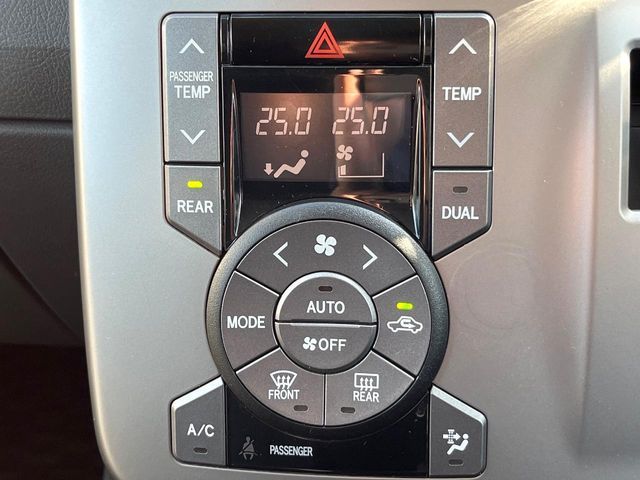 TOYOTA VOXY 2009 Image 31