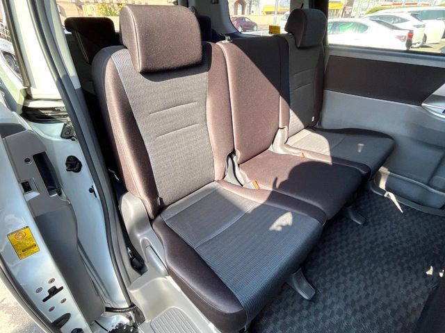 TOYOTA VOXY 2009 Image 31