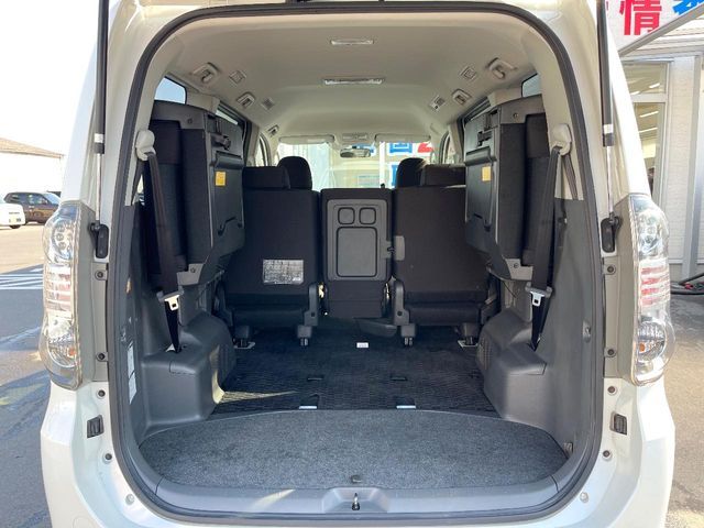 TOYOTA VOXY 2009 Image 31