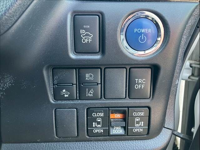 TOYOTA VOXY HYBRID 2018 Image 31