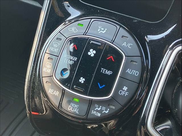 TOYOTA VOXY HYBRID 2018 Image 31