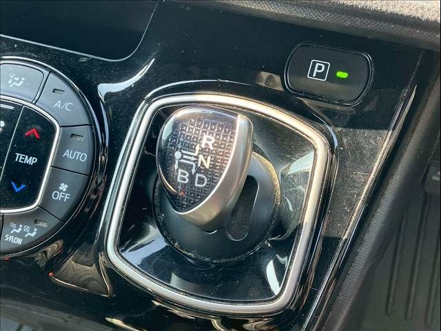 TOYOTA VOXY HYBRID 2018 Image 31