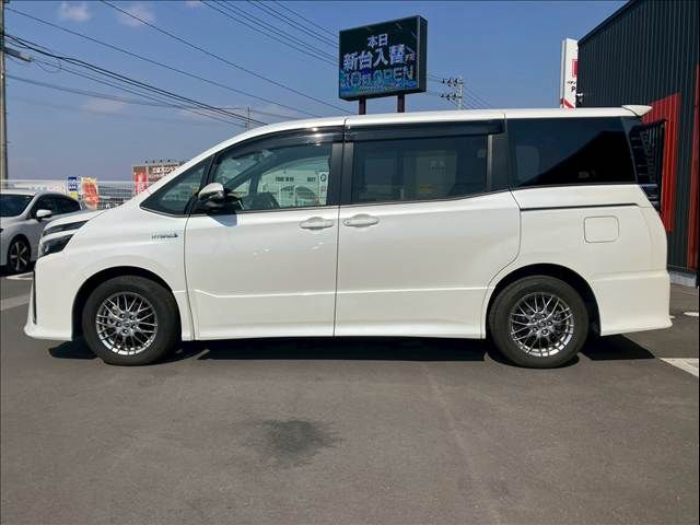 TOYOTA VOXY HYBRID 2018 Image 31