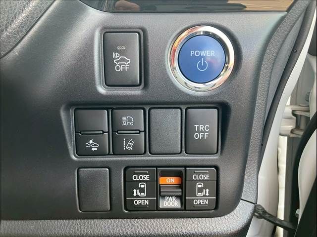 TOYOTA ESQUIRE HYBRID 2017 Image 31