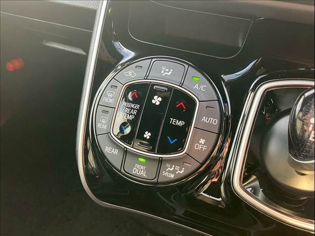 TOYOTA ESQUIRE HYBRID 2017 Image 31