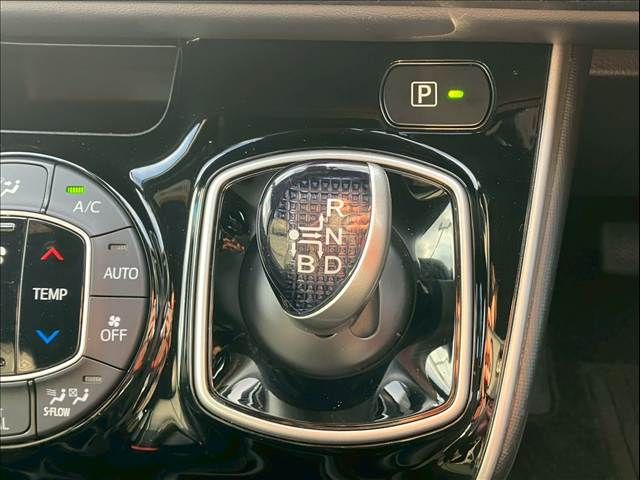 TOYOTA ESQUIRE HYBRID 2017 Image 31