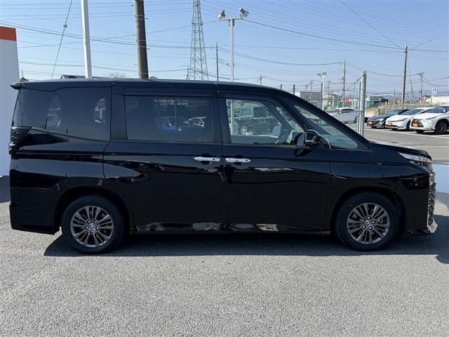 TOYOTA VOXY HYBRID 2022 Image 31