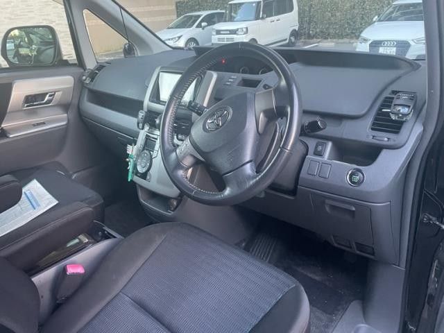 TOYOTA VOXY 2010 Image 31