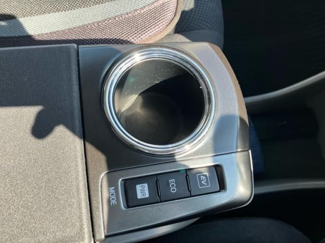 TOYOTA PRIUS ALPHA 2014 Image 31