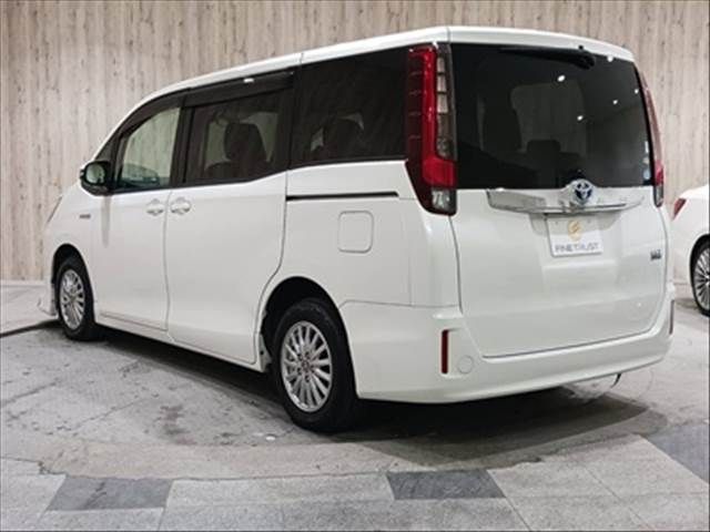 TOYOTA NOAH HYBRID 2015 Image 31