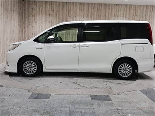 TOYOTA NOAH HYBRID 2015 Image 31