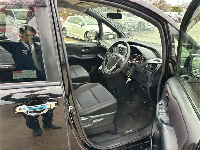 TOYOTA VOXY 2015 Image 31