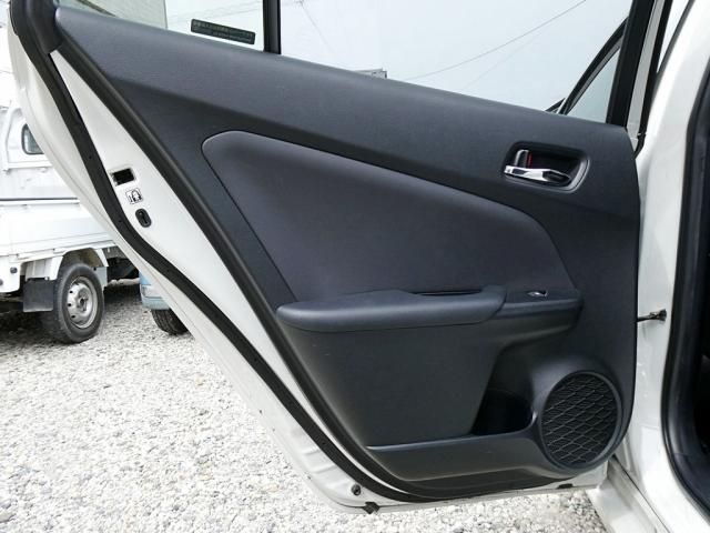 TOYOTA PRIUS 2017 Image 31