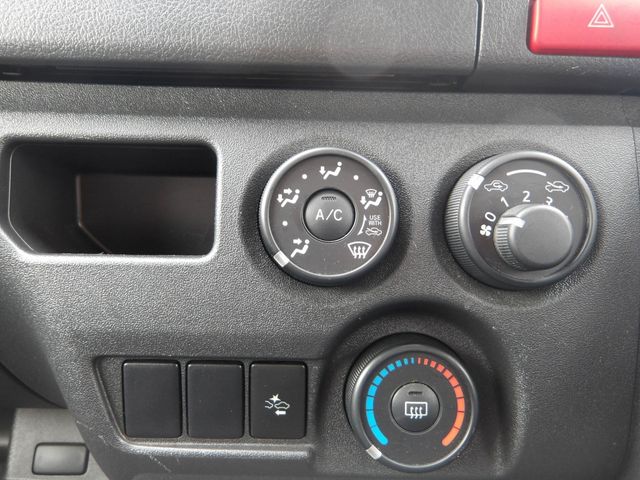 TOYOTA HIACE VAN 1.25T 2WD 2021 Image 31