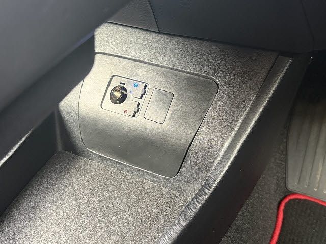 TOYOTA PRIUS 2013 Image 31