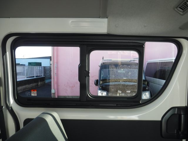 TOYOTA HIACE VAN 1.15T 2WD 2025 Image 31