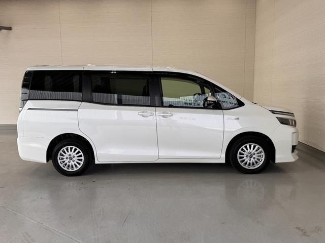 TOYOTA VOXY HYBRID 2015 Image 31