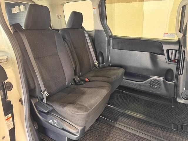 TOYOTA VOXY HYBRID 2015 Image 31