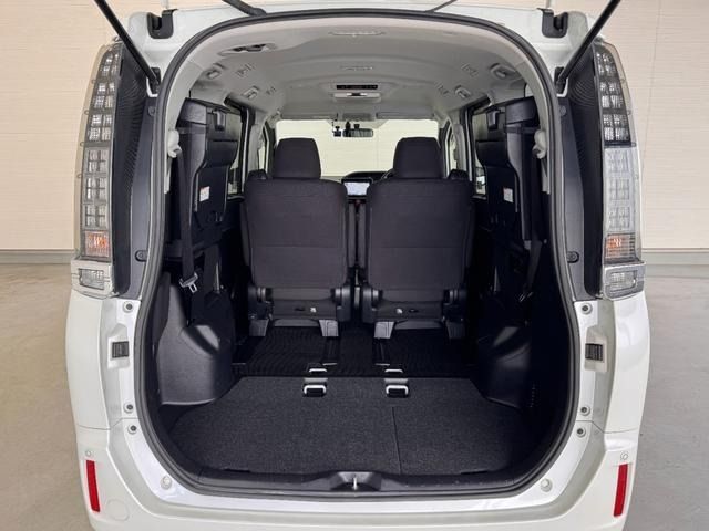 TOYOTA VOXY HYBRID 2015 Image 31