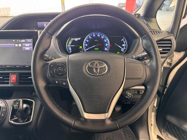 TOYOTA VOXY HYBRID 2015 Image 31