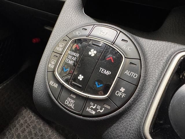 TOYOTA VOXY HYBRID 2015 Image 31