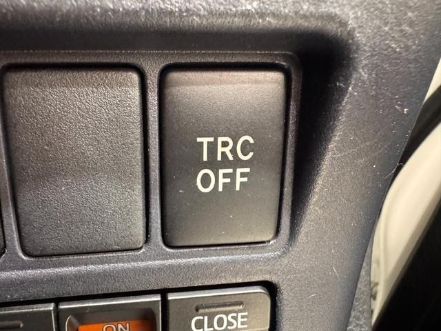 TOYOTA VOXY HYBRID 2015 Image 31