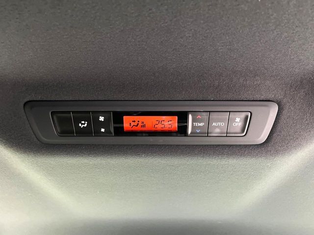 TOYOTA VOXY HYBRID 2019 Image 31