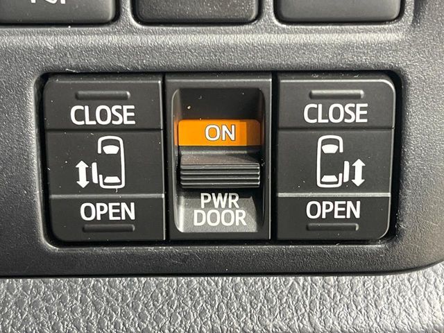 TOYOTA VOXY HYBRID 2017 Image 31