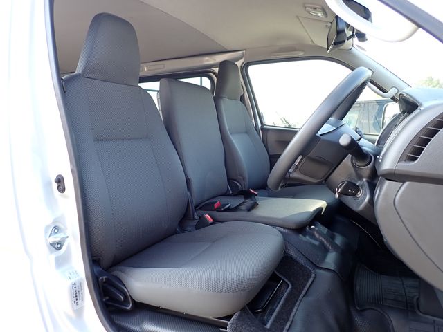 TOYOTA HIACE VAN 4WD 2021 Image 31