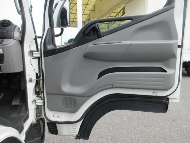 MITSUBISHI CANTER 2017 Image 31