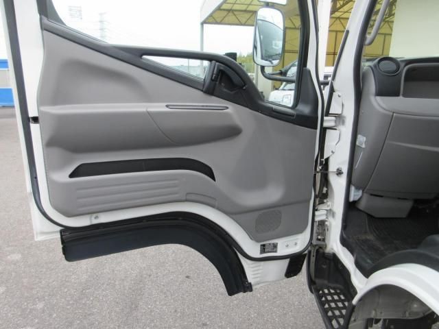 MITSUBISHI CANTER 2017 Image 31