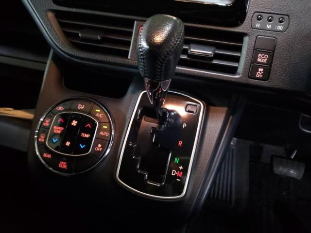 TOYOTA NOAH 2016 Image 31