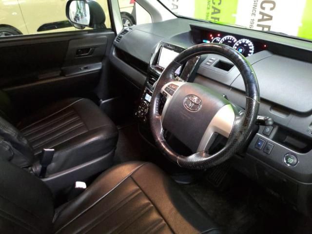 TOYOTA VOXY 2011 Image 31