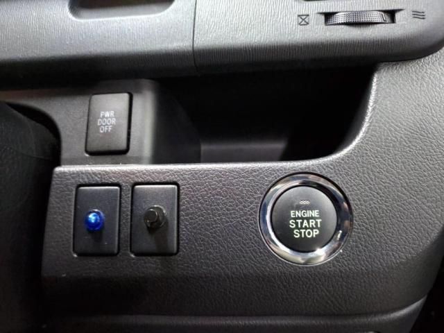 TOYOTA VOXY 2011 Image 31