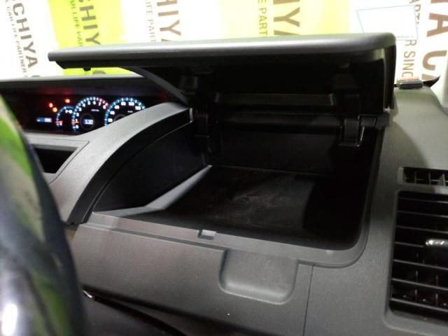 TOYOTA VOXY 2011 Image 31