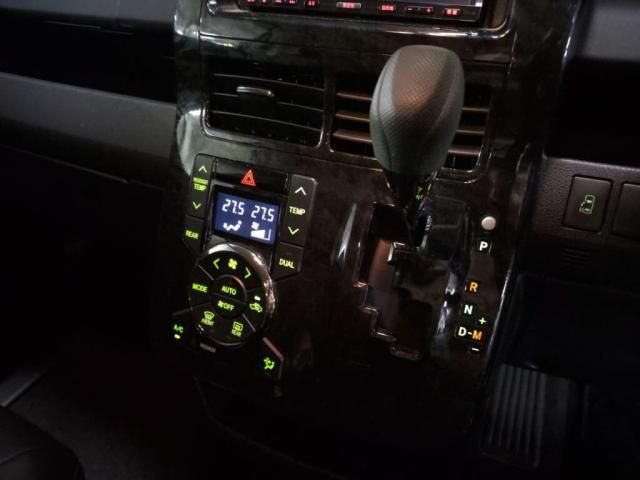 TOYOTA VOXY 2011 Image 31