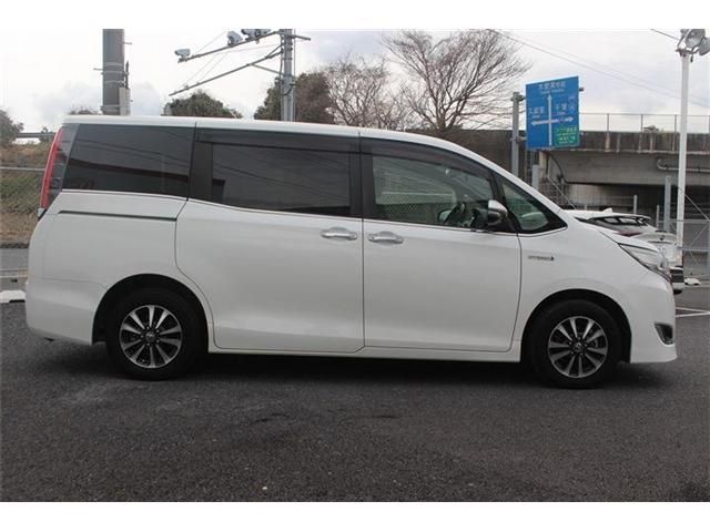 TOYOTA ESQUIRE HYBRID 2017 Image 31