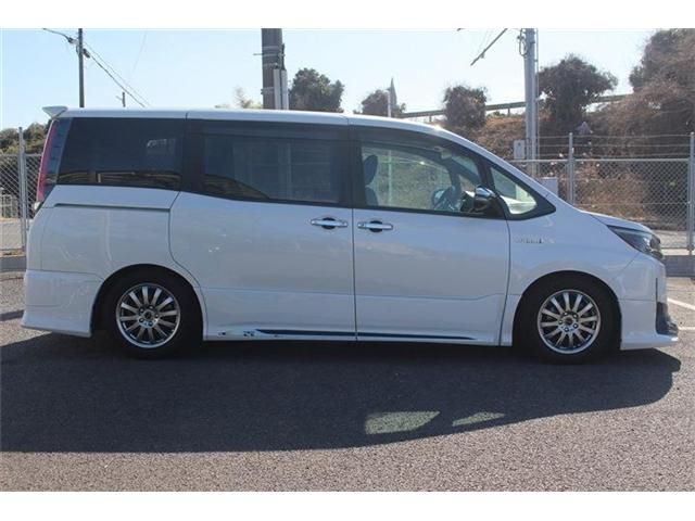 TOYOTA NOAH HYBRID 2017 Image 31