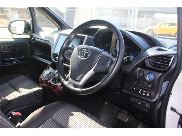 TOYOTA NOAH HYBRID 2017 Image 31