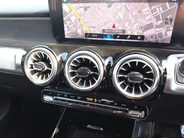 MERCEDES BENZ GLB 2022 Image 31