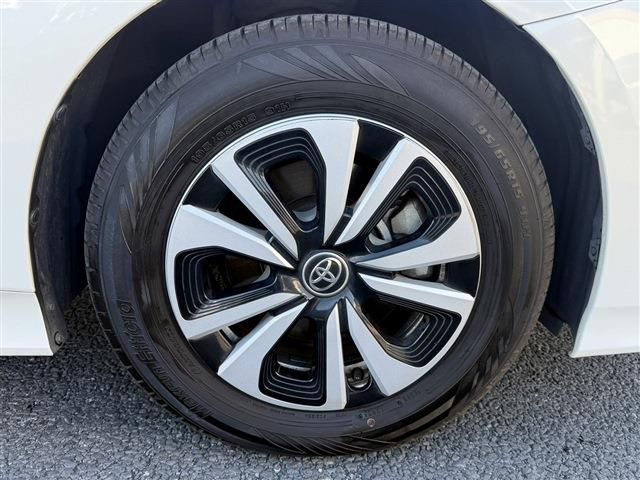 TOYOTA PRIUS PHV 2019 Image 31