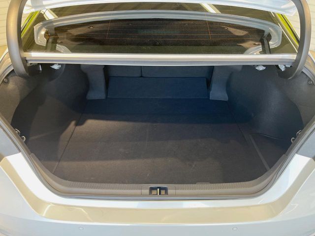 TOYOTA CAMRY HYBRID 2019 Image 31