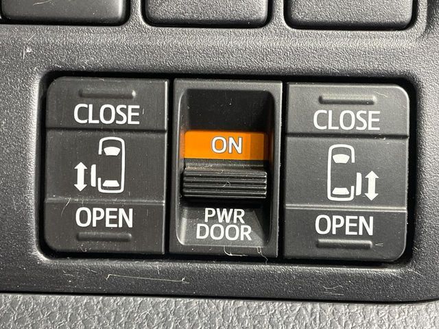 TOYOTA VOXY 2017 Image 31